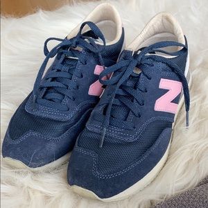 navy & pink new balance 620 sneakers